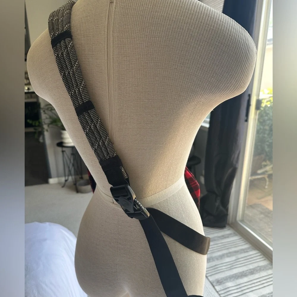 Kavu Black and Red plaid sling bag, NWOT - Picture 5 of 9